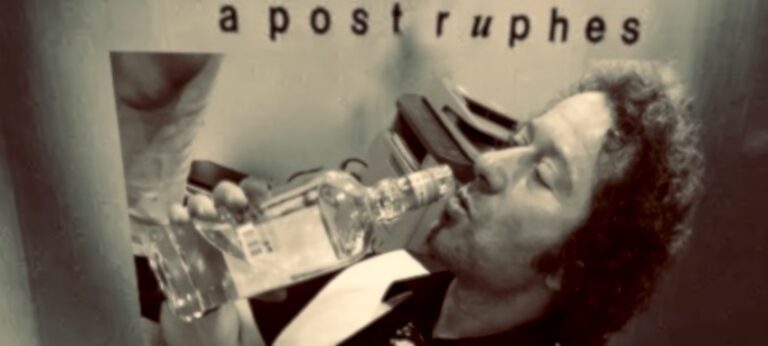 jeune sicilien éclusant de la vodka à la bouteille sur le fond d'"Apostruphes"